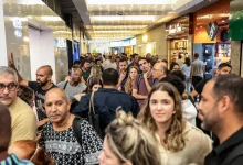A conectividade aérea global não retomou o patamar pré-pandemia. Entenda como o excesso de regulação e a burocracia afetam o setor e encarecem os voos.