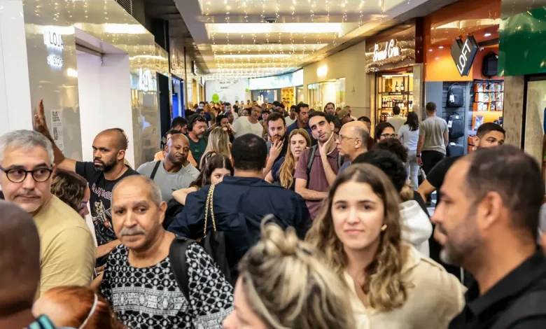 A conectividade aérea global não retomou o patamar pré-pandemia. Entenda como o excesso de regulação e a burocracia afetam o setor e encarecem os voos.