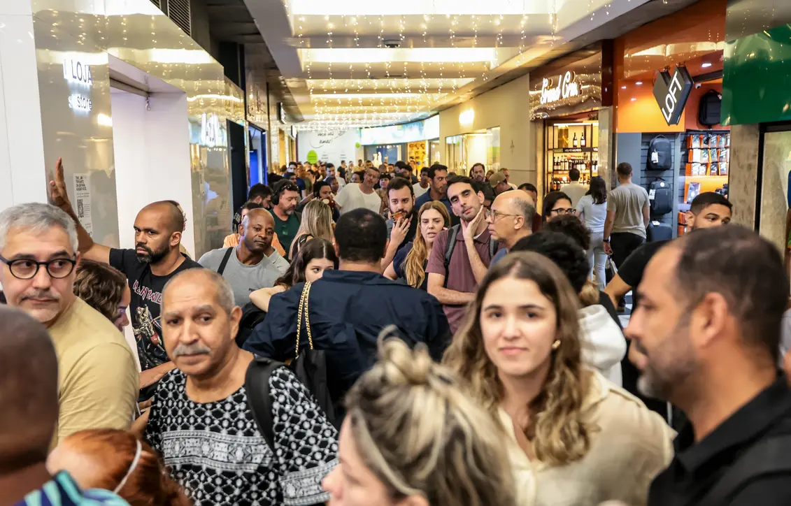 A conectividade aérea global não retomou o patamar pré-pandemia. Entenda como o excesso de regulação e a burocracia afetam o setor e encarecem os voos.