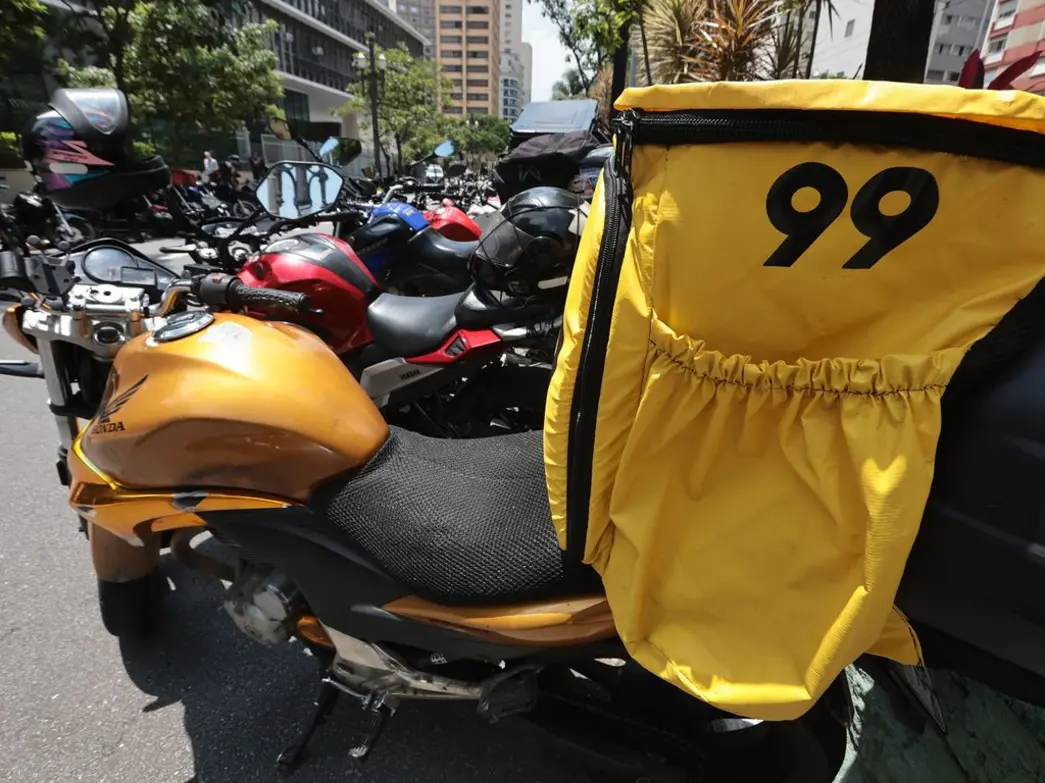 Governo prepara linha de crédito com juros baixos para entregadores de aplicativo comprarem motos novas. Descubra as regras e quem terá direito.