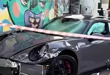 Grave acidente de trânsito envolve influenciador Fábio Giga em São Paulo. Porsche de R$ 1,3 milhão ficou destruída e dois motociclistas foram feridos.