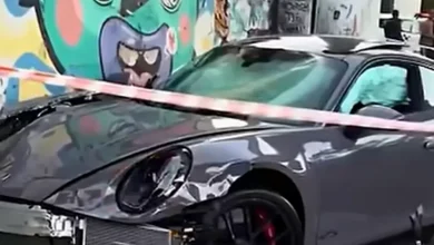 Grave acidente de trânsito envolve influenciador Fábio Giga em São Paulo. Porsche de R$ 1,3 milhão ficou destruída e dois motociclistas foram feridos.