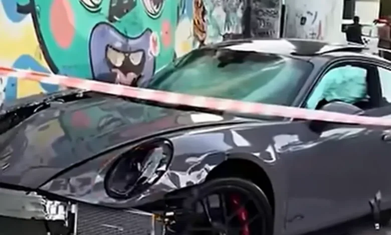 Grave acidente de trânsito envolve influenciador Fábio Giga em São Paulo. Porsche de R$ 1,3 milhão ficou destruída e dois motociclistas foram feridos.