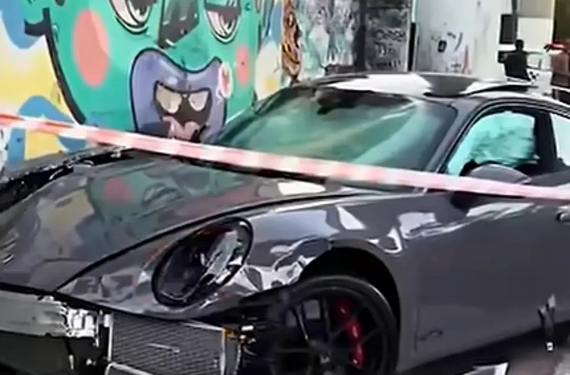 Grave acidente de trânsito envolve influenciador Fábio Giga em São Paulo. Porsche de R$ 1,3 milhão ficou destruída e dois motociclistas foram feridos.