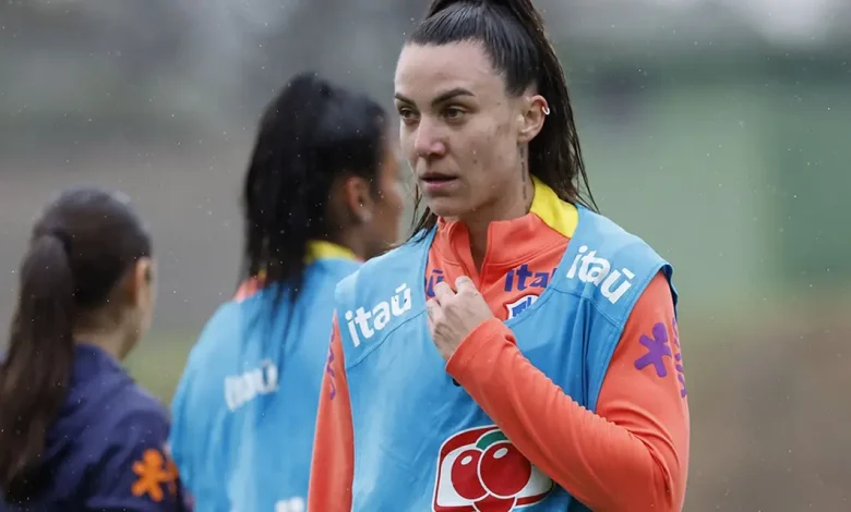 Zagueira Paloma Maciel sofre grave lesão no LCA e agrava crise no futebol feminino do Cruzeiro. Entenda a série de contusões e o que está sendo feito para investigar.