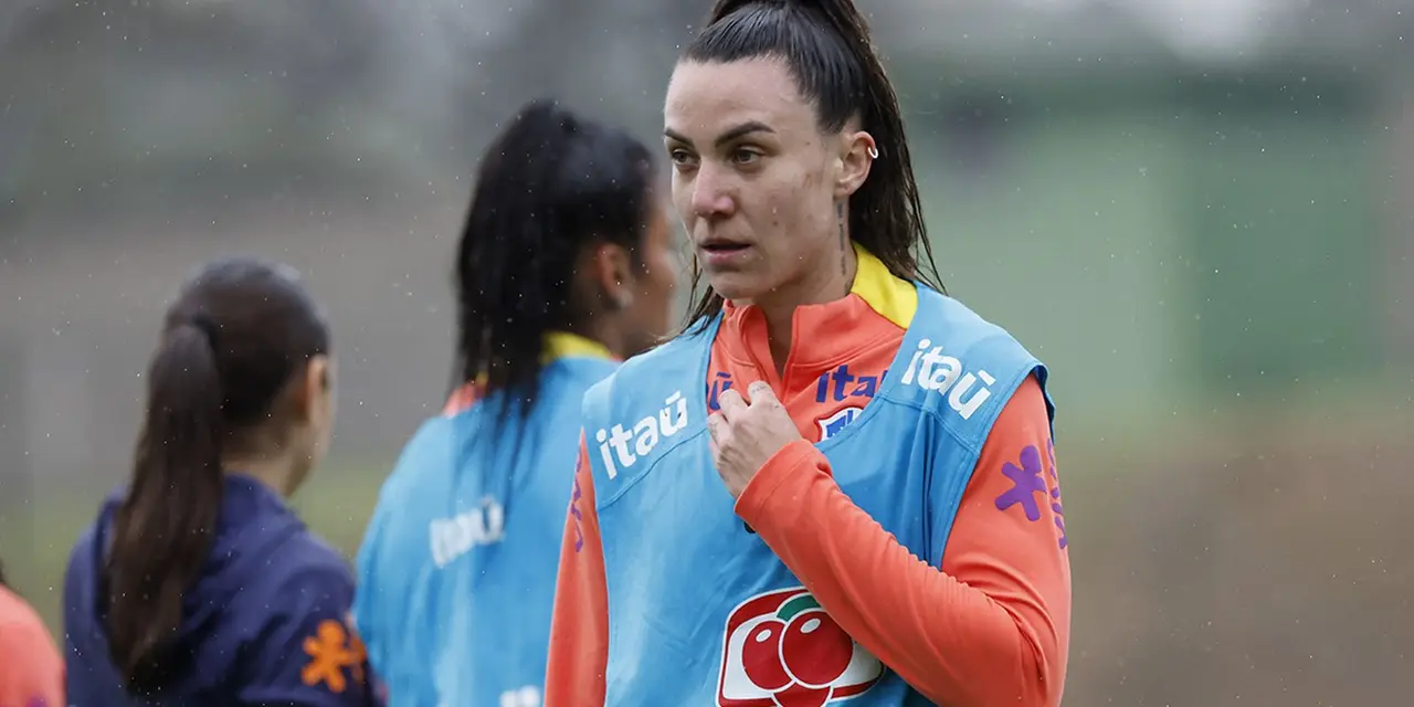 Zagueira Paloma Maciel sofre grave lesão no LCA e agrava crise no futebol feminino do Cruzeiro. Entenda a série de contusões e o que está sendo feito para investigar.