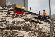 Moradores de La Guaira enfrentam militares venezuelanos exigindo auxílio urgente nas buscas por sobreviventes após devastadores terremotos na região.
