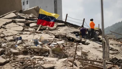 Moradores de La Guaira enfrentam militares venezuelanos exigindo auxílio urgente nas buscas por sobreviventes após devastadores terremotos na região.