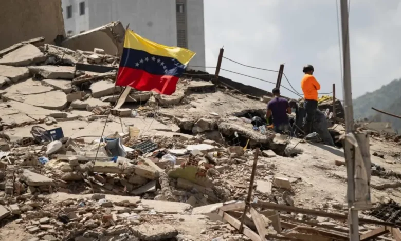 Moradores de La Guaira enfrentam militares venezuelanos exigindo auxílio urgente nas buscas por sobreviventes após devastadores terremotos na região.