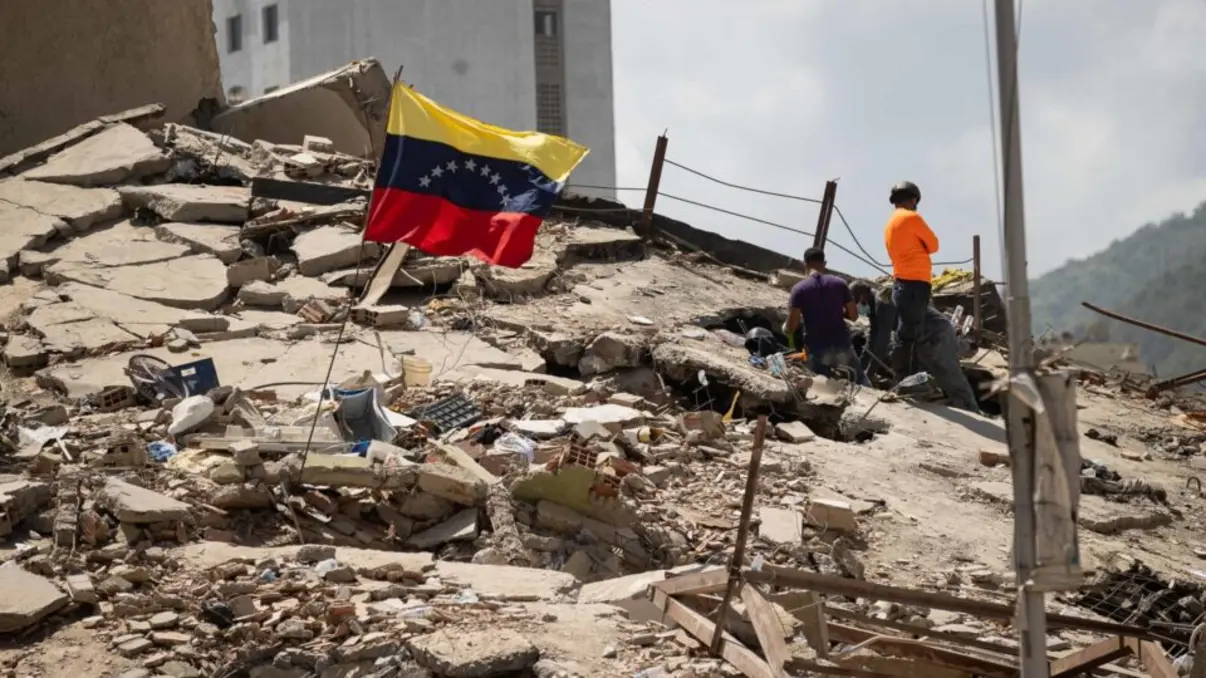 Moradores de La Guaira enfrentam militares venezuelanos exigindo auxílio urgente nas buscas por sobreviventes após devastadores terremotos na região.