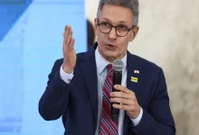 Romeu Zema dispara contra aproximação de Flávio Bolsonaro com dono do Banco Master e expõe crise interna no partido Novo. Entenda os bastidores.