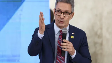 Romeu Zema dispara contra aproximação de Flávio Bolsonaro com dono do Banco Master e expõe crise interna no partido Novo. Entenda os bastidores.