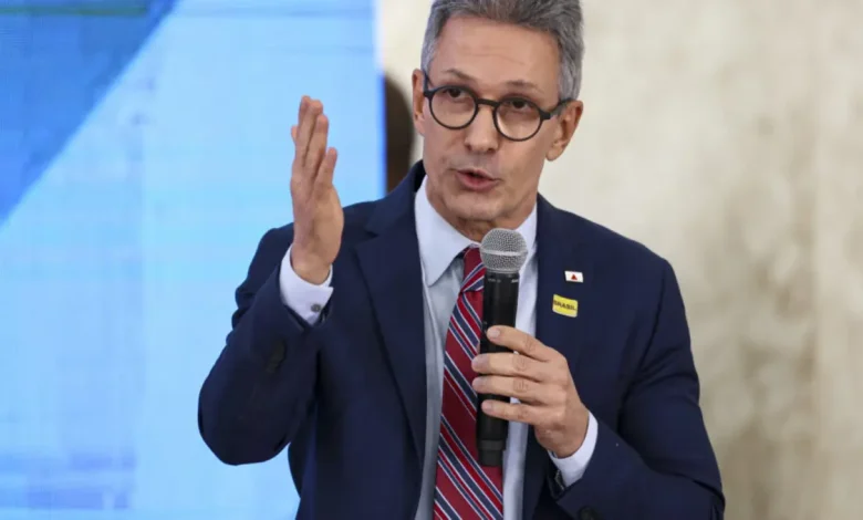 Romeu Zema dispara contra aproximação de Flávio Bolsonaro com dono do Banco Master e expõe crise interna no partido Novo. Entenda os bastidores.