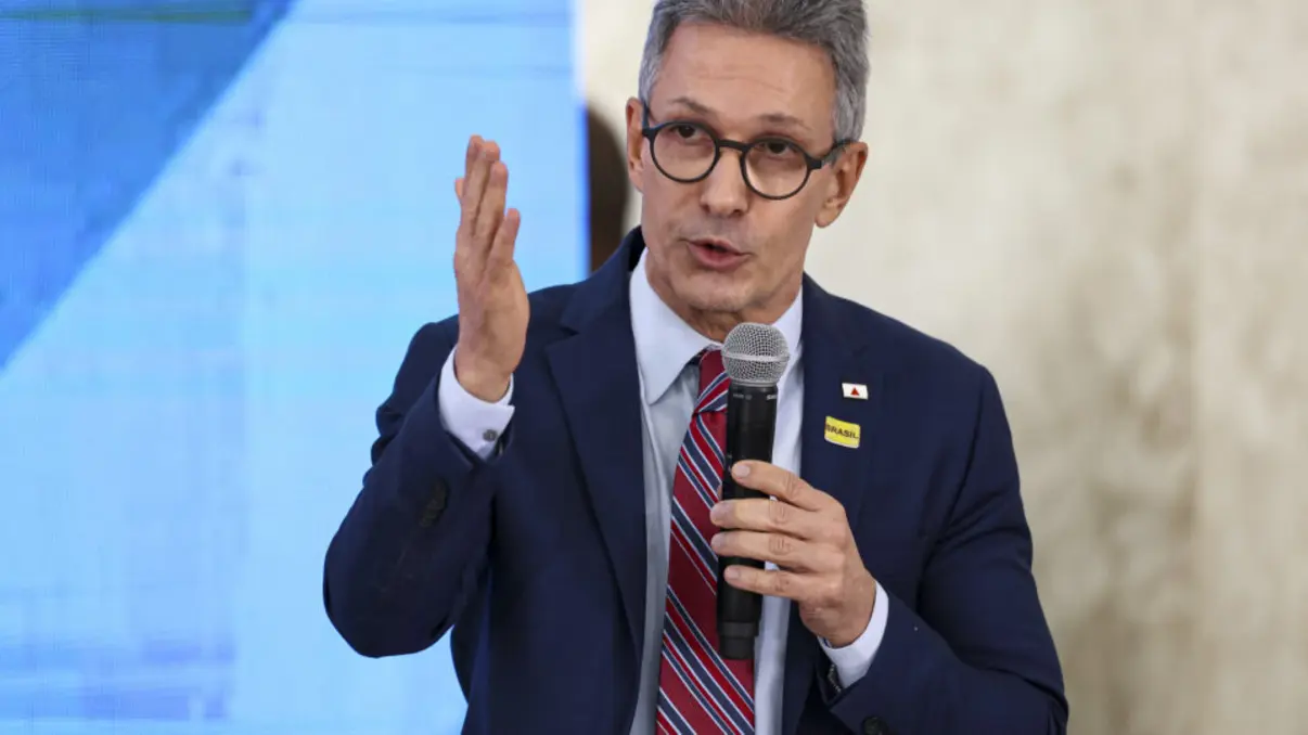 Zema critica Flávio Bolsonaro por elo com banqueiro 6 Romeu Zema dispara contra aproximação de Flávio Bolsonaro com dono do Banco Master e expõe crise interna no partido Novo. Entenda os bastidores.