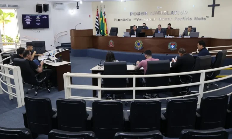 Em sessão extraordinária, a Câmara de Paraguaçu Paulista aprovou verbas para saúde e esporte, a LDO de 2027 e novos perímetros urbanos. Veja as decisões.