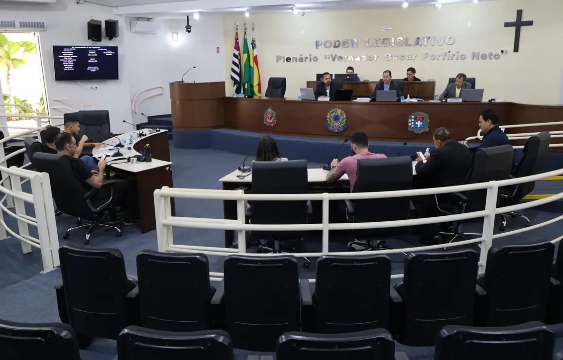 Em sessão extraordinária, a Câmara de Paraguaçu Paulista aprovou verbas para saúde e esporte, a LDO de 2027 e novos perímetros urbanos. Veja as decisões.