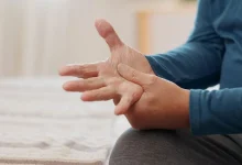 Pesquisadores alcançam marcos inéditos no tratamento do Parkinson via transplante de células-tronco. Entenda como a ciência busca frear a doença neurodegenerativa.