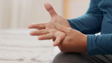 Pesquisadores alcançam marcos inéditos no tratamento do Parkinson via transplante de células-tronco. Entenda como a ciência busca frear a doença neurodegenerativa.