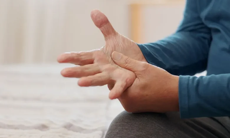 Pesquisadores alcançam marcos inéditos no tratamento do Parkinson via transplante de células-tronco. Entenda como a ciência busca frear a doença neurodegenerativa.