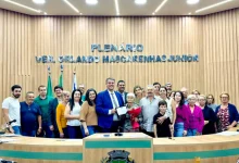 A paraguaçuense Élida Maria Farias Taveira recebe Moção de Congratulações em Aparecida do Taboado por sua trajetória dedicada ao ensino e à comunidade.