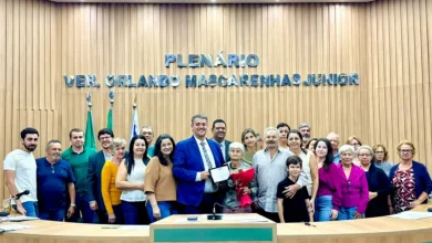 A paraguaçuense Élida Maria Farias Taveira recebe Moção de Congratulações em Aparecida do Taboado por sua trajetória dedicada ao ensino e à comunidade.