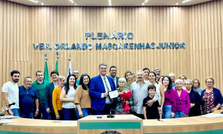 A paraguaçuense Élida Maria Farias Taveira recebe Moção de Congratulações em Aparecida do Taboado por sua trajetória dedicada ao ensino e à comunidade.