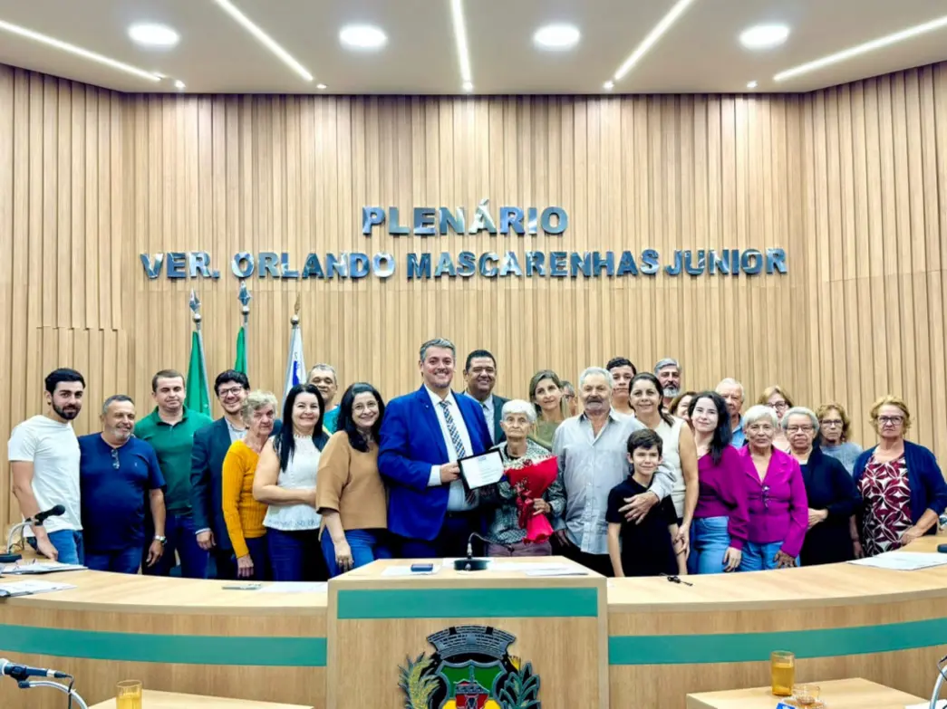 A paraguaçuense Élida Maria Farias Taveira recebe Moção de Congratulações em Aparecida do Taboado por sua trajetória dedicada ao ensino e à comunidade.