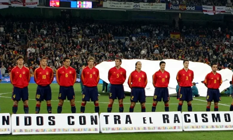O confronto entre Argentina e Inglaterra transcende o futebol e se torna uma prova de fogo global na luta contra o racismo no esporte. Saiba os detalhes.