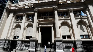 Javier Milei dispara críticas contra a gestão do Banco Central da Argentina, citando hiperinflação e defendendo reformas estruturais profundas na economia.