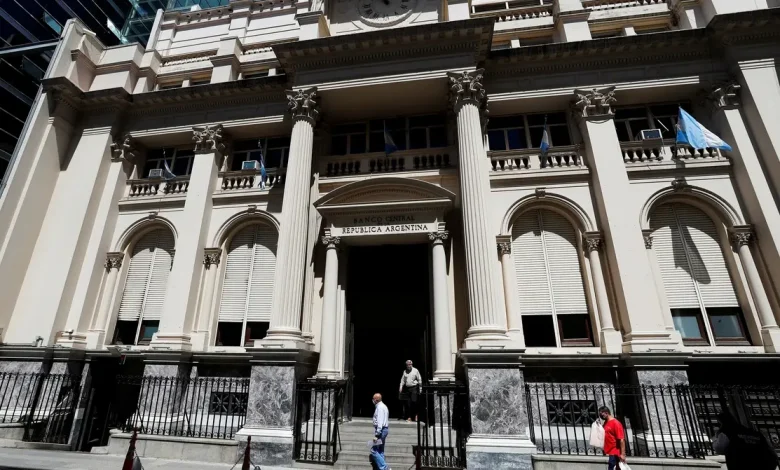 Javier Milei dispara críticas contra a gestão do Banco Central da Argentina, citando hiperinflação e defendendo reformas estruturais profundas na economia.