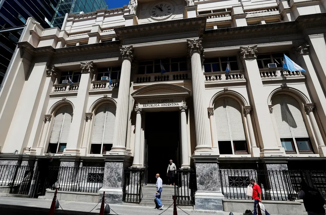 Milei ataca Banco Central argentino e exige reforma radical 5 Javier Milei dispara críticas contra a gestão do Banco Central da Argentina, citando hiperinflação e defendendo reformas estruturais profundas na economia.