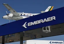 A Embraer reverte um início lento no Farnborough Air Show e fecha contratos bilionários, consolidando sua força no mercado de aviação global.
