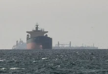 O governo do Irã defende o controle do Estreito de Ormuz e promete vingança após a morte de Ali Khamenei, elevando a tensão geopolítica global.