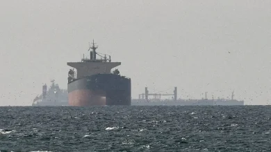 O governo do Irã defende o controle do Estreito de Ormuz e promete vingança após a morte de Ali Khamenei, elevando a tensão geopolítica global.