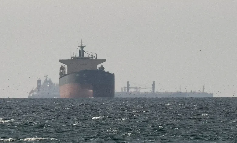 O governo do Irã defende o controle do Estreito de Ormuz e promete vingança após a morte de Ali Khamenei, elevando a tensão geopolítica global.
