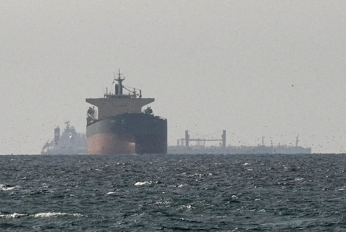O governo do Irã defende o controle do Estreito de Ormuz e promete vingança após a morte de Ali Khamenei, elevando a tensão geopolítica global.