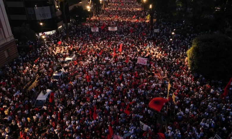 Protesto em massa contra hotel de luxo da família Trump acende alerta ambiental e gera crise política. Confira a análise exclusiva da nossa redação.