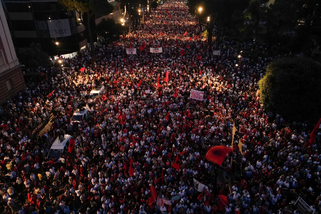 Protesto em massa contra hotel de luxo da família Trump acende alerta ambiental e gera crise política. Confira a análise exclusiva da nossa redação.
