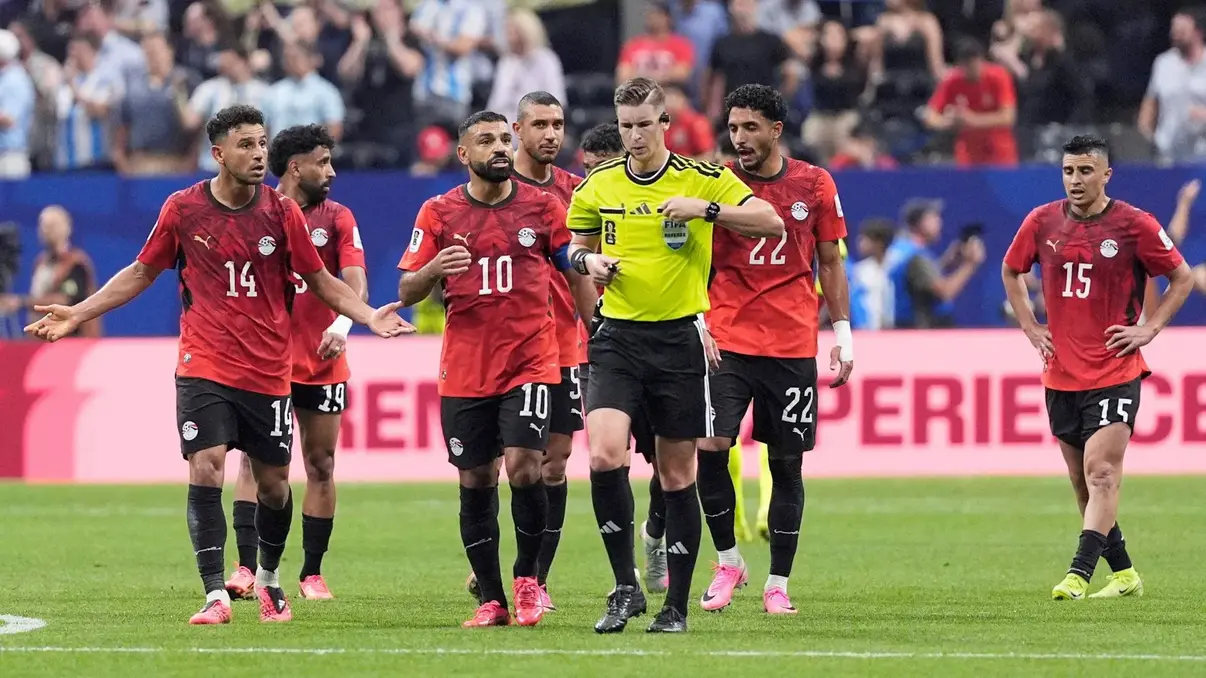 Chefia da arbitragem da FIFA rebate críticas sobre parcialidade 6 A chefia da arbitragem da FIFA rompe o silêncio e rebate alegações de parcialidade em jogos da Argentina e Egito, reafirmando a integridade das decisões.