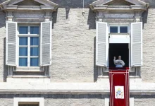 Entenda as razões teológicas e históricas que levaram o Vaticano a excomungar os bispos da FSSPX e o atual impasse na Igreja Católica.
