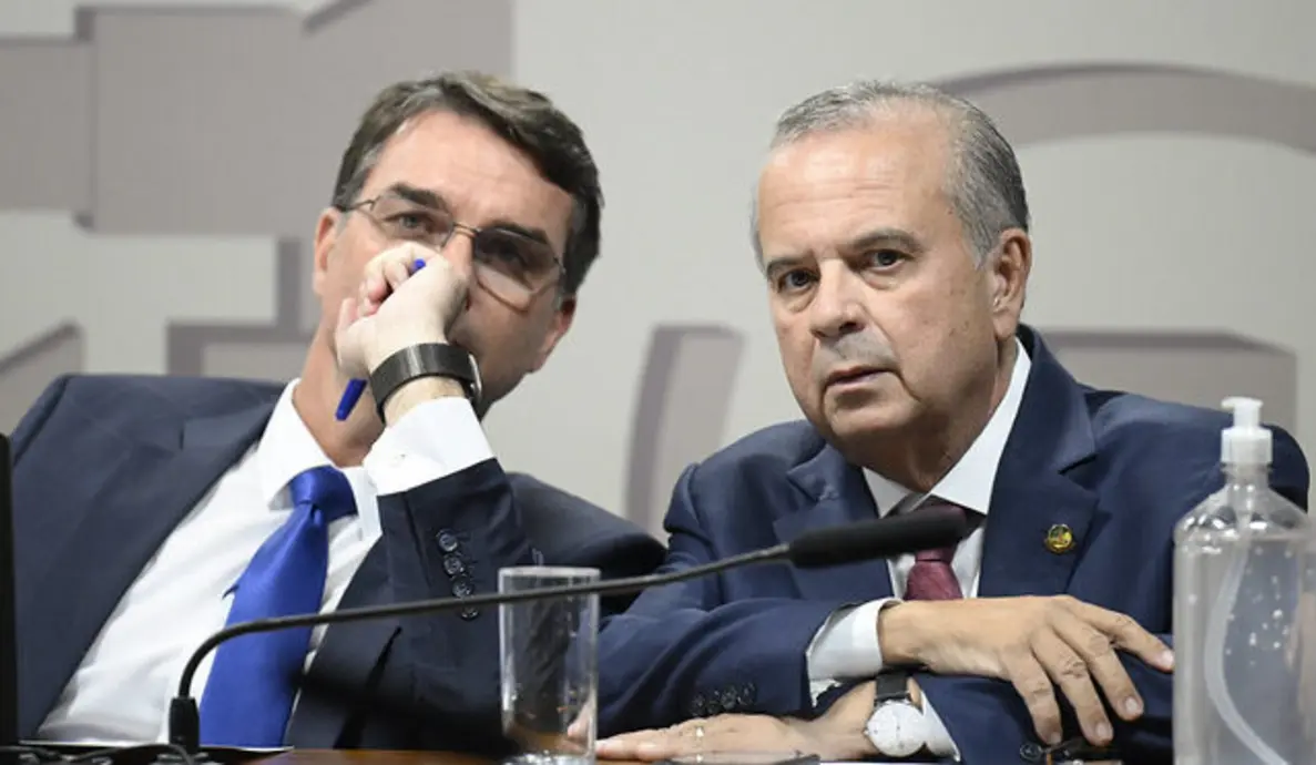 Flávio Bolsonaro nega negociação por vaga no STF 6 A pré-campanha de Flávio Bolsonaro esclarece que não existem tratativas ou acordos com o Republicanos visando uma indicação futura ao Supremo Tribunal Federal.