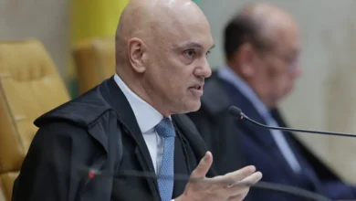 O ministro Alexandre de Moraes determinou a liberdade de um ex-prefeito flagrado com um fuzil em seu veículo. Confira os detalhes da decisão judicial.