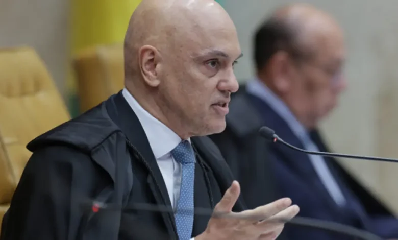 O ministro Alexandre de Moraes determinou a liberdade de um ex-prefeito flagrado com um fuzil em seu veículo. Confira os detalhes da decisão judicial.