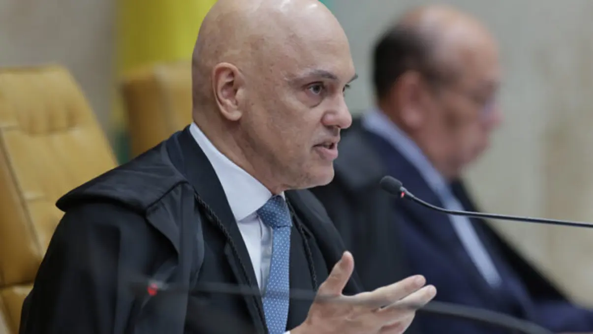 O ministro Alexandre de Moraes determinou a liberdade de um ex-prefeito flagrado com um fuzil em seu veículo. Confira os detalhes da decisão judicial.