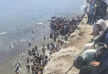 Milhares de imigrantes marroquinos cruzam ilegalmente a fronteira de Ceuta, gerando uma crise humanitária e política na Espanha. Confira os detalhes.