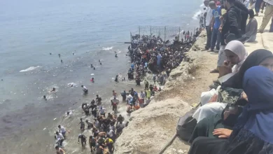 Milhares de imigrantes marroquinos cruzam ilegalmente a fronteira de Ceuta, gerando uma crise humanitária e política na Espanha. Confira os detalhes.