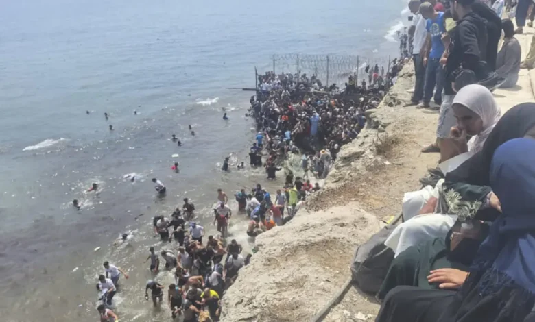 Milhares de imigrantes marroquinos cruzam ilegalmente a fronteira de Ceuta, gerando uma crise humanitária e política na Espanha. Confira os detalhes.