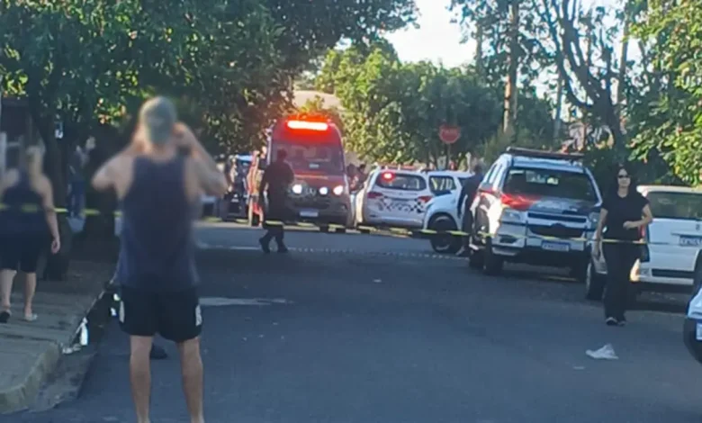 Um homem foi morto a tiros nas proximidades do AME em Assis. A polícia investiga o caso e busca pelos autores do crime.