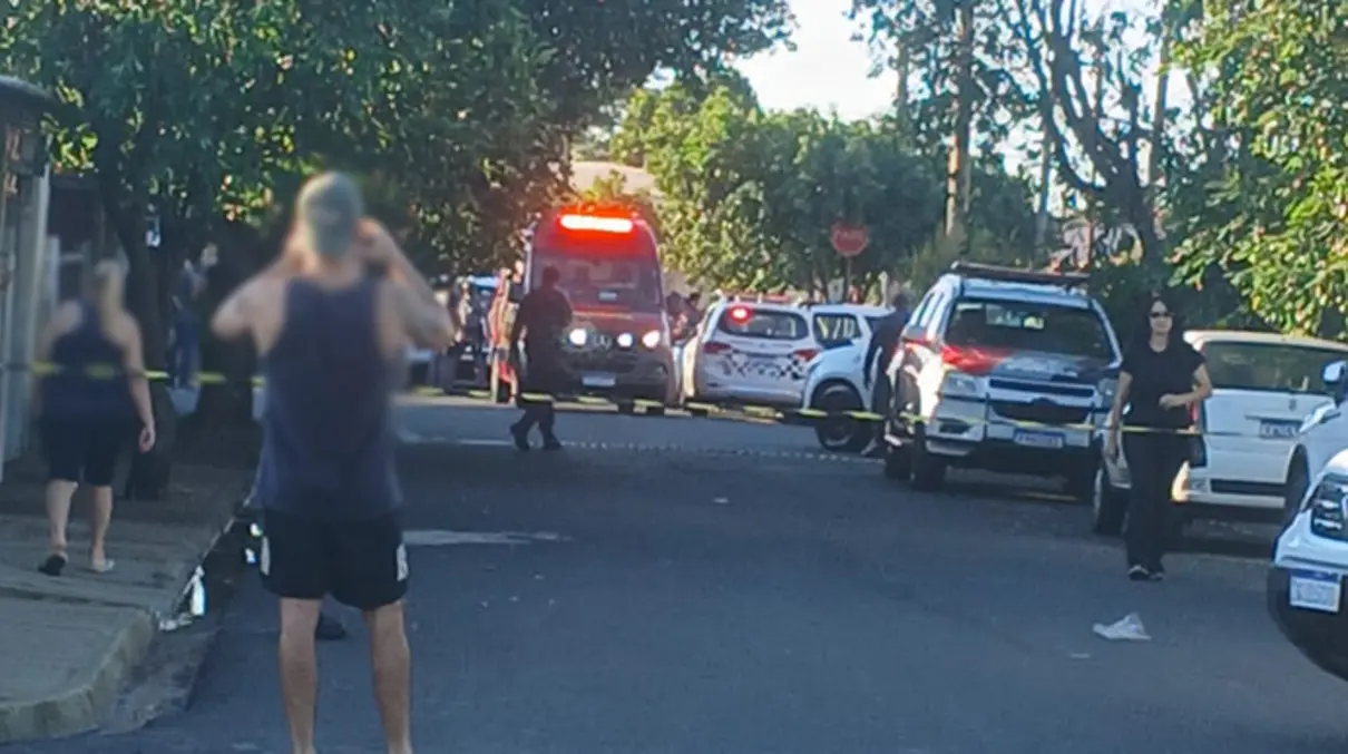 Um homem foi morto a tiros nas proximidades do AME em Assis. A polícia investiga o caso e busca pelos autores do crime.