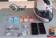 A Polícia Militar de Assis prendeu um homem de 31 anos por tráfico de drogas e receptação de veículo com queixa de apropriação indébita. Confira detalhes.